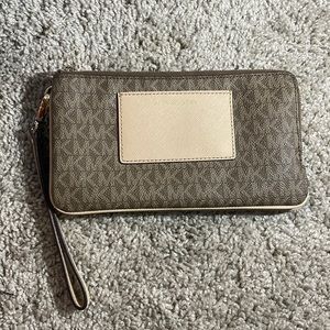 Micheal Kors Wristlet